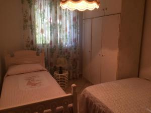 カロヴィーニョにあるVilletta Vacanzaのベッドルーム1室(ベッド2台付)、窓(カーテン付)