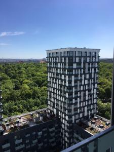 una vista aérea de un edificio de apartamentos alto en Apartments in Residence Garden Towers, en Praga