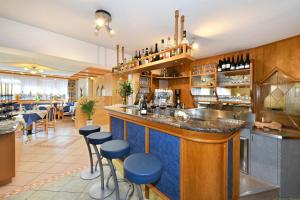 un bar en un restaurante con taburetes azules en Pension Tasa, en Valles