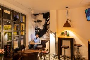 TV a/nebo společenská místnost v ubytování Winederful Hostel & Café