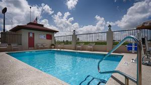 una piscina con un tobogán en el medio en Quality Inn, en Ashburn