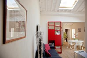 フィレンツェにあるスタイリッシュ アパートメント フローレンスのリビングルーム(青いソファ、赤いキャビネット付)