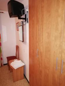 TV a/nebo společenská místnost v ubytování Hostal Santa Clara