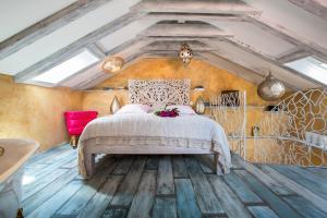 a bedroom with a bed and a vaulted ceiling at La Dolce Vita Residence in Veli Lošinj