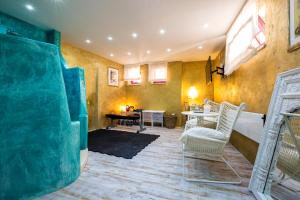 um quarto com uma cama, uma mesa e cadeiras em La Dolce Vita Residence em Veli Lošinj