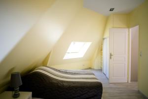 Un pat sau paturi într-o cameră la Le Manège