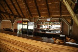 The Palms Beach Hotel and Restaurant Limited tesisinde lounge veya bar alanı