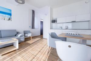 Kuchyň nebo kuchyňský kout v ubytování Apartamenty Villa Baltica Rewal - jacuzzi na dachu, wi-fi, parking w cenie