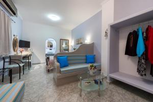TV i/ili multimedijalni sistem u objektu Akis Hotel