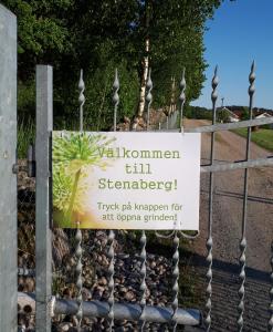 una señal en una valla con una señal en ella en Stenaberg, en Kungsbacka