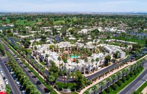 una vista aérea de una ciudad con edificios en The Wigwam, en Litchfield Park