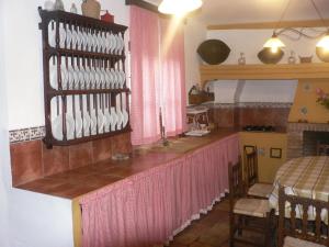A kitchen or kitchenette at Cortijo la Colá