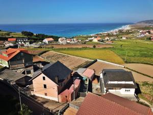 einem Luftblick auf ein Dorf mit dem Meer in der Unterkunft Casa Razo da Costa in Razo da Costa