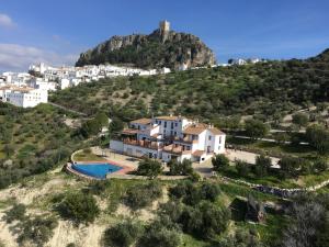 ein Bild eines Hauses auf einem Hügel in der Unterkunft Hotel Rural los Tadeos in Zahara de la Sierra