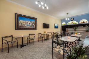 TV i/ili multimedijalni sistem u objektu Akis Hotel
