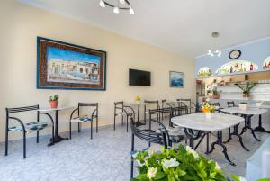 TV i/ili multimedijalni sistem u objektu Akis Hotel