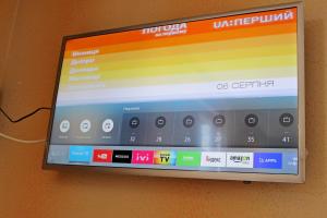 ekran telewizyjny z grupą różnych aplikacji w obiekcie Sovinyon w Odessie