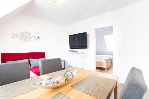 TV a/nebo společenská místnost v ubytování Ferienwohnung Mittendrin