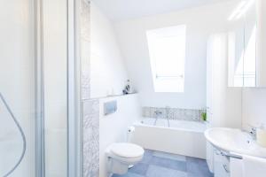Koupelna v ubytování Ferienwohnung Mittendrin + 18 fotografií