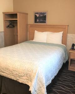 
a bedroom with a bed and a desk at Silver Spruce Inn in Glenwood Springs
