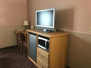 
a wooden desk with a television on top of it at Silver Spruce Inn in Glenwood Springs
