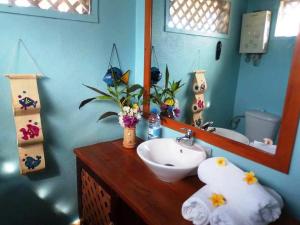 y baño con lavabo y espejo. en Remo e Berenice en Nosy Komba