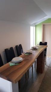 uma mesa de madeira com pratos e copos de vinho em Apartment Anthea em Opatija