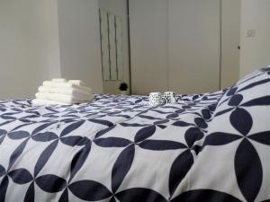 Una cama azul y blanca con toallas. en Superbe T2 Vieux Port, en Marsella