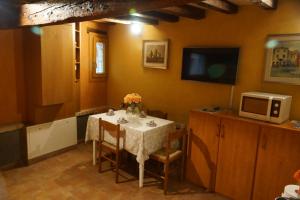 ein Esszimmer mit einem Tisch und einem TV in der Unterkunft Casa delle gondole in Venedig