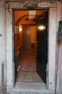 The facade or entrance of Casa delle gondole