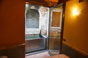 A bathroom at Casa delle gondole