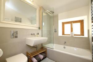 Ένα μπάνιο στο Pollenca Townhouse +18 φωτογραφίες