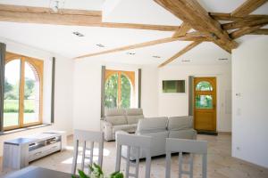 TV a/nebo společenská místnost v ubytování Le Manège