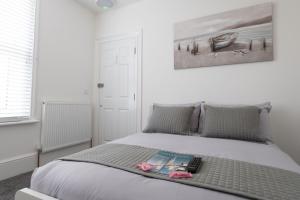 Postel nebo postele na pokoji v ubytování Southsea Studios - Luxury Seaside Apartments