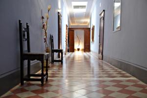 an empty hallway with a hallwayngthngthngthngthngthngthngthngthngthngth at Tuscany Experience BnB in Foiano della Chiana