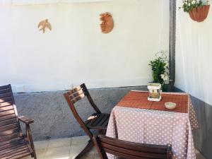 uma mesa e duas cadeiras num pátio com uma mesa e uma mesa e cadeiras em Il Giardino Segreto em Tellaro