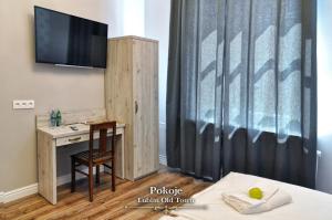 Televízia a/alebo spoločenská miestnosť v ubytovaní Lublin Old Town Rooms