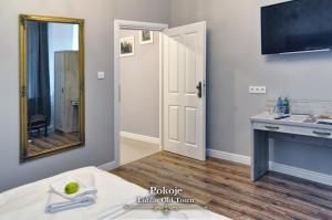 Televízia a/alebo spoločenská miestnosť v ubytovaní Lublin Old Town Rooms