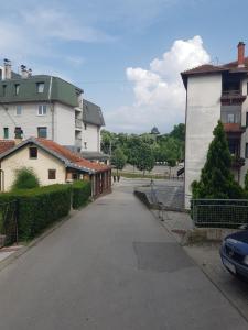 Une rue vide dans une ville avec des maisons et un bâtiment dans l'établissement Royal Torarica, à Vrnjačka Banja