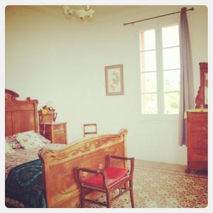 Un dormitorio con una cama y una silla y una ventana. en Can plana de baix, en Sant Pol de Mar 38 fotos más