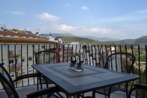 una mesa y sillas en un balcón con vistas en Vive Montanejos!, en Montanejos