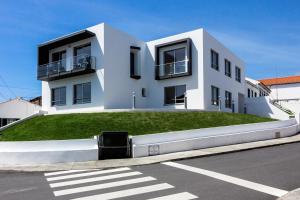 奥尔塔Monte da Guia的前面有草场的白色建筑