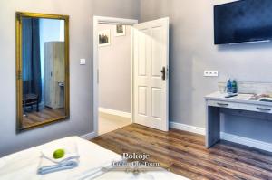 Televízia a/alebo spoločenská miestnosť v ubytovaní Lublin Old Town Rooms