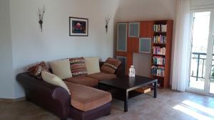un soggiorno con un divano e un tavolo di Baronessa's Apartments a Gaios