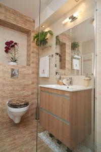 Ванная комната в Exotic Rami’s Apartments