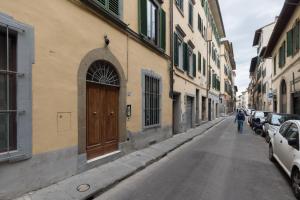 フィレンツェにあるF6 - Santa Croce one bedroom flat for 2 or 3 guestsの横道を歩く者