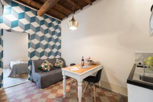 フィレンツェにあるF6 - Santa Croce one bedroom flat for 2 or 3 guestsのリビングルーム(テーブル、ソファ付)