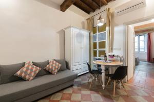 sala de estar con sofá y mesa en F7 - Santa Croce one bedroom flat for 2 or 3 guests, en Florencia