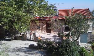 A garden outside Traditional House Koukounara