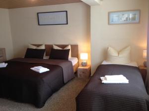 ein Hotelzimmer mit 2 Betten und Handtüchern darauf in der Unterkunft Hotel Sonnenhof in Merzig